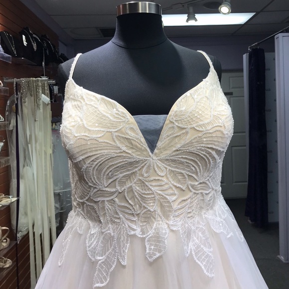 Lia Mia - Style MB 1112 - Size 24 - Ivory/Champ - Picture 3 of 4